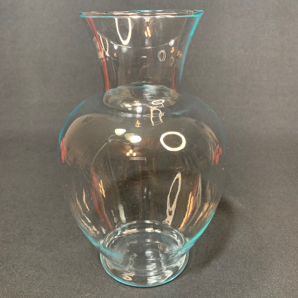 Classic Style 8-3/4" Clear Glass Vase - Picture 4 of 5